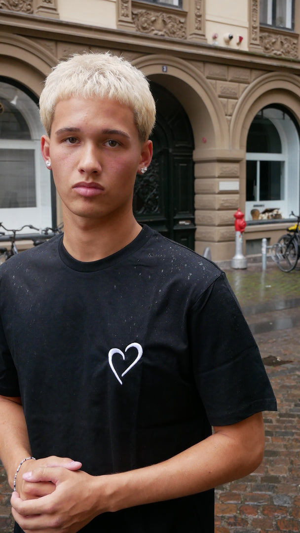 Signatur T-Shirt med hvidt hjerte - Sort